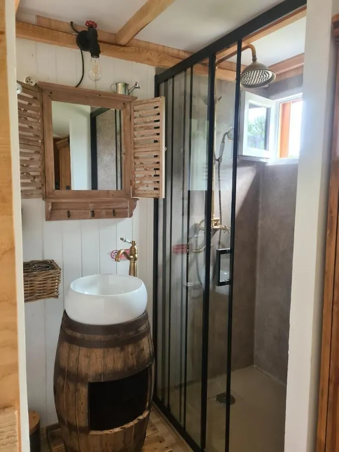 Villa Les Milles Bottes Et Ses Roulottes à Encausse-les-Thermes 0*,  France
