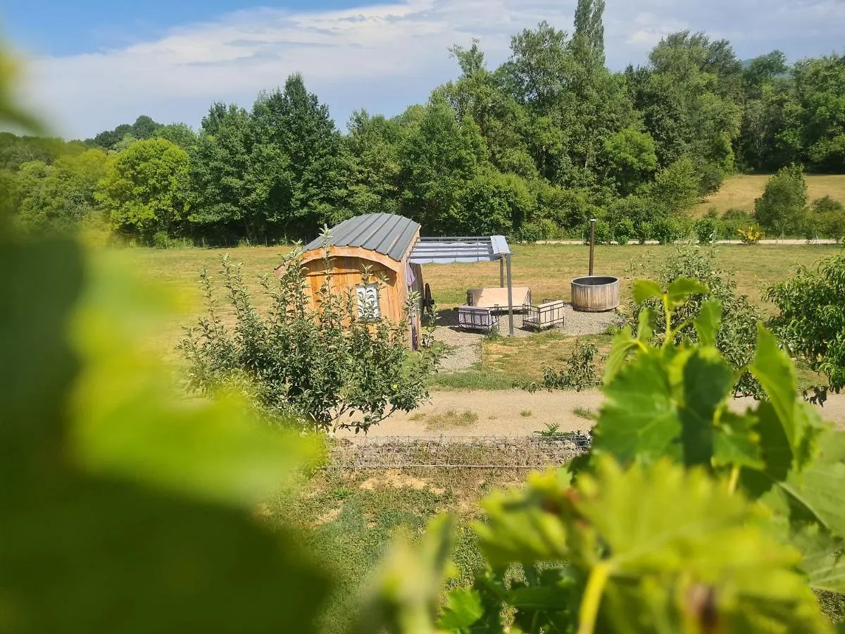 Villa Les Milles Bottes Et Ses Roulottes à Encausse-les-Thermes Chalet