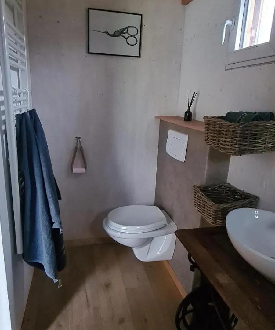 Villa Les Milles Bottes Et Ses Roulottes à Encausse-les-Thermes 0*,