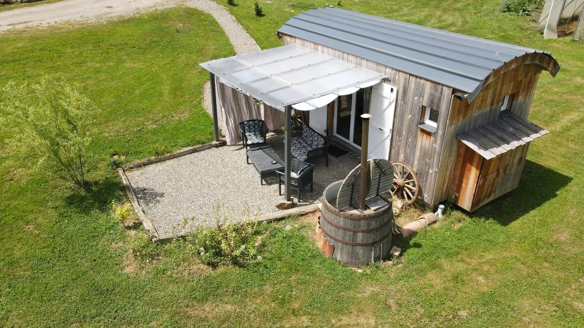 Villa Les Milles Bottes Et Ses Roulottes à Encausse-les-Thermes Chalet