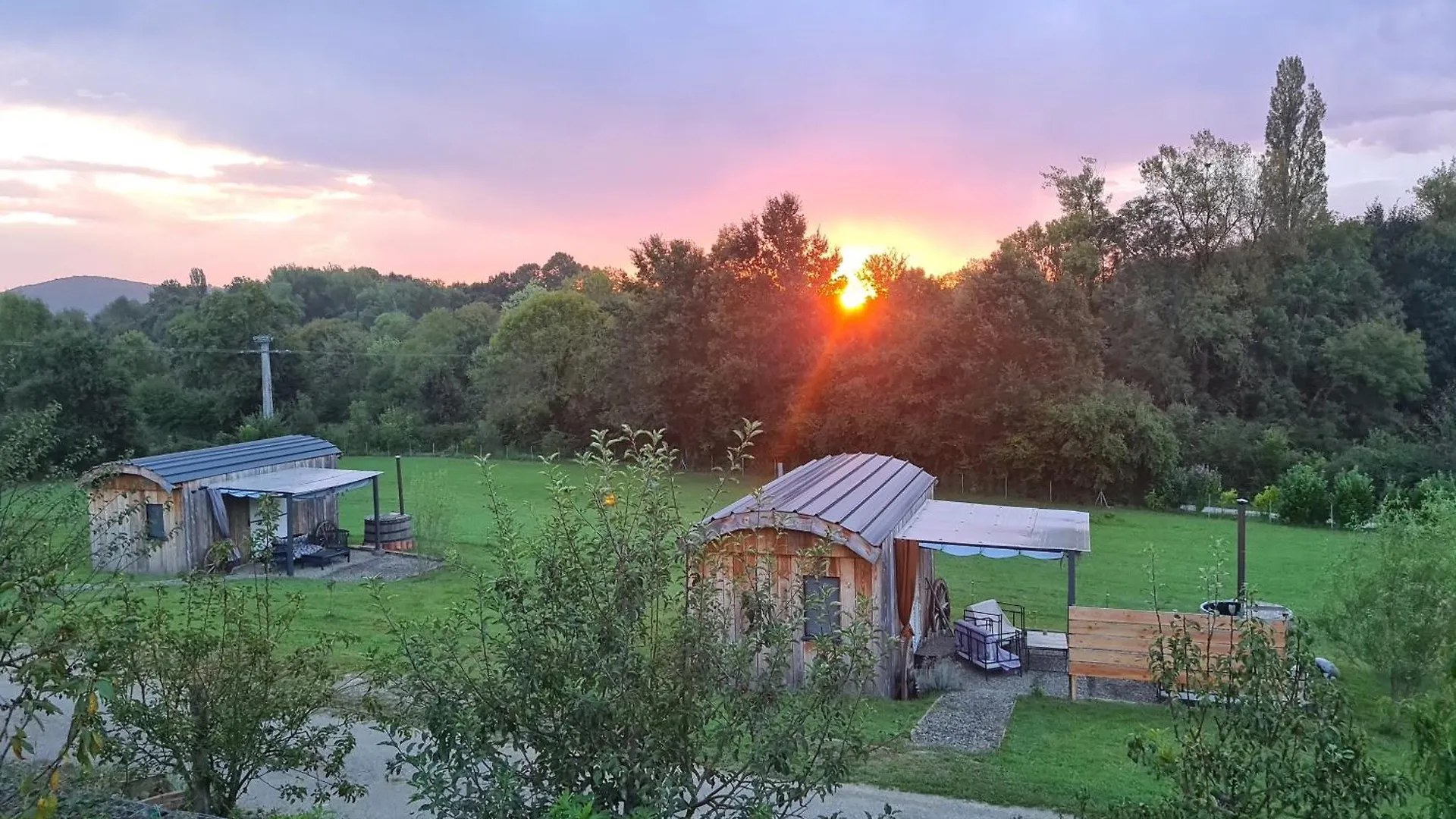 Villa Les Milles Bottes Et Ses Roulottes à Encausse-les-Thermes